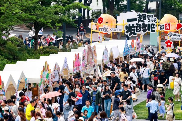 万生优配 “五一”上海热门商场开启“人从众”模式，客流、销售创新高