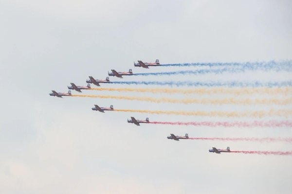 金投策略 南昌飞行大会飞机拉烟作画，鸡排哥为现场带去浓浓烟火气